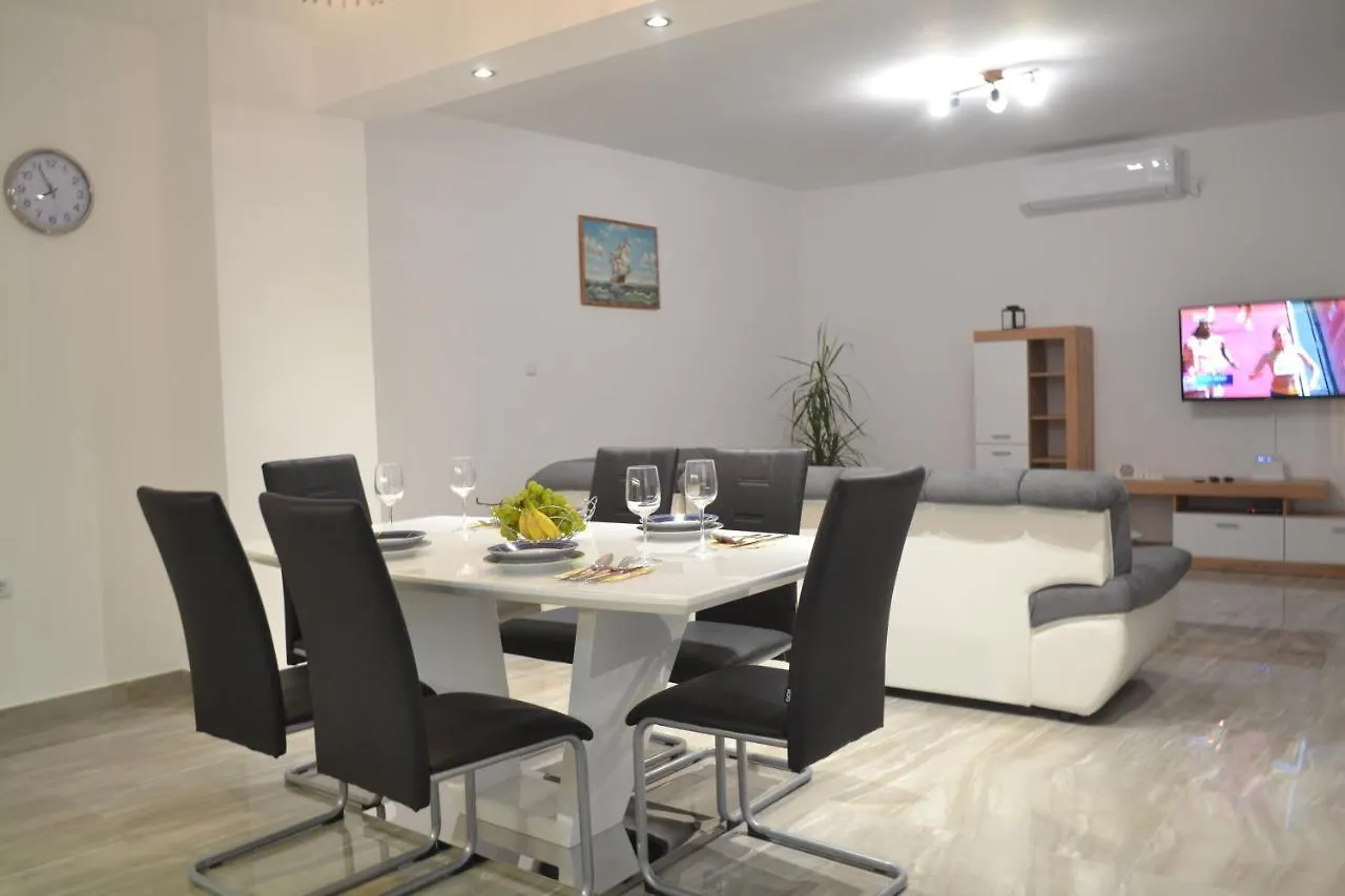 לופאר Mariva Apartments 0*,