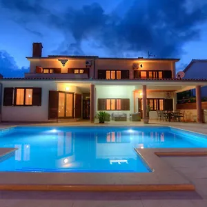 Komel With Pool Ferienhaus Fažana